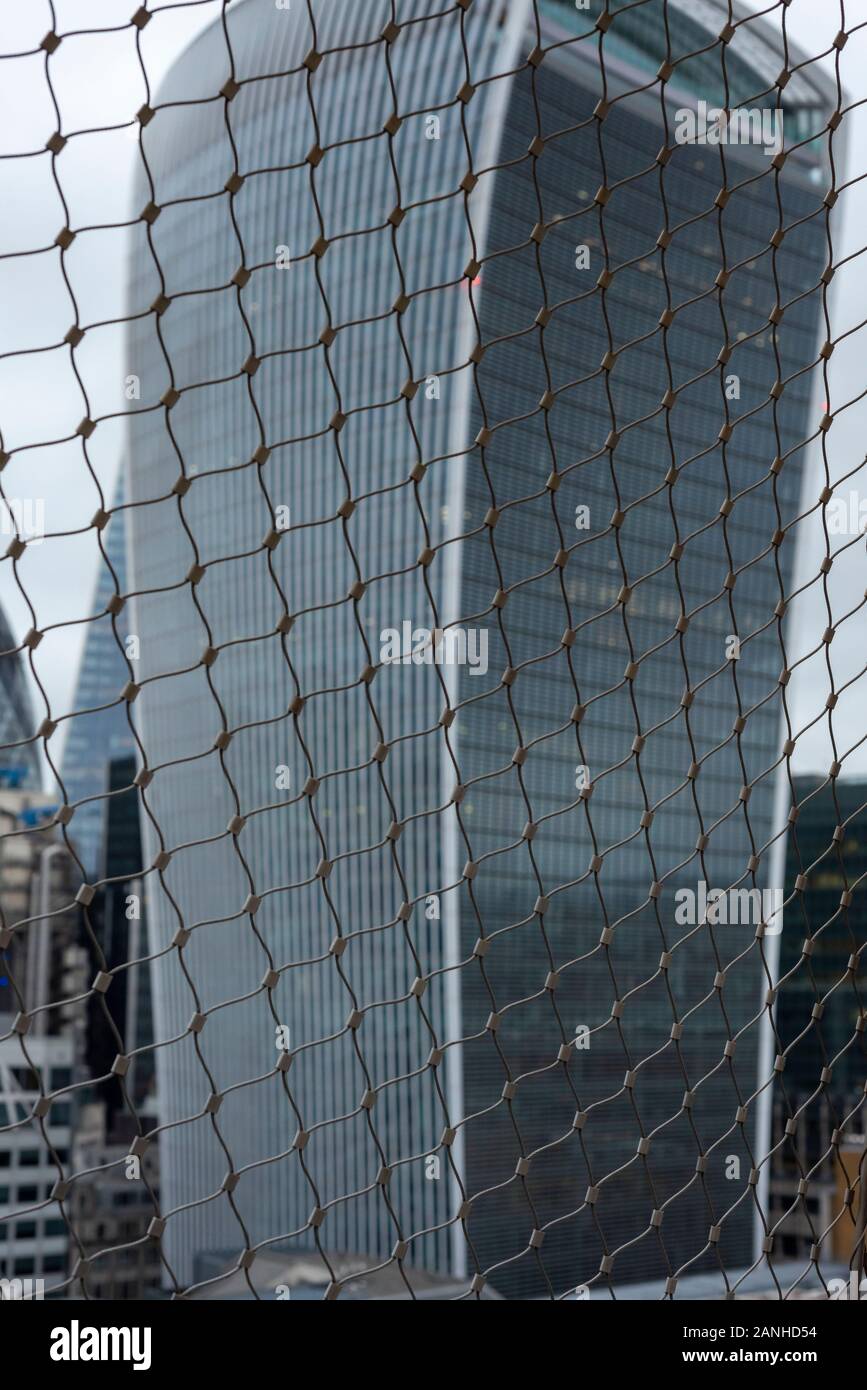 Ungewöhnliche unfokussierte, versperrte Sicht auf das Walkie Talkie-Gebäude in 20 Fenchurch von der Spitze des Denkmals in London, Großbritannien, ab 2020 Stockfoto