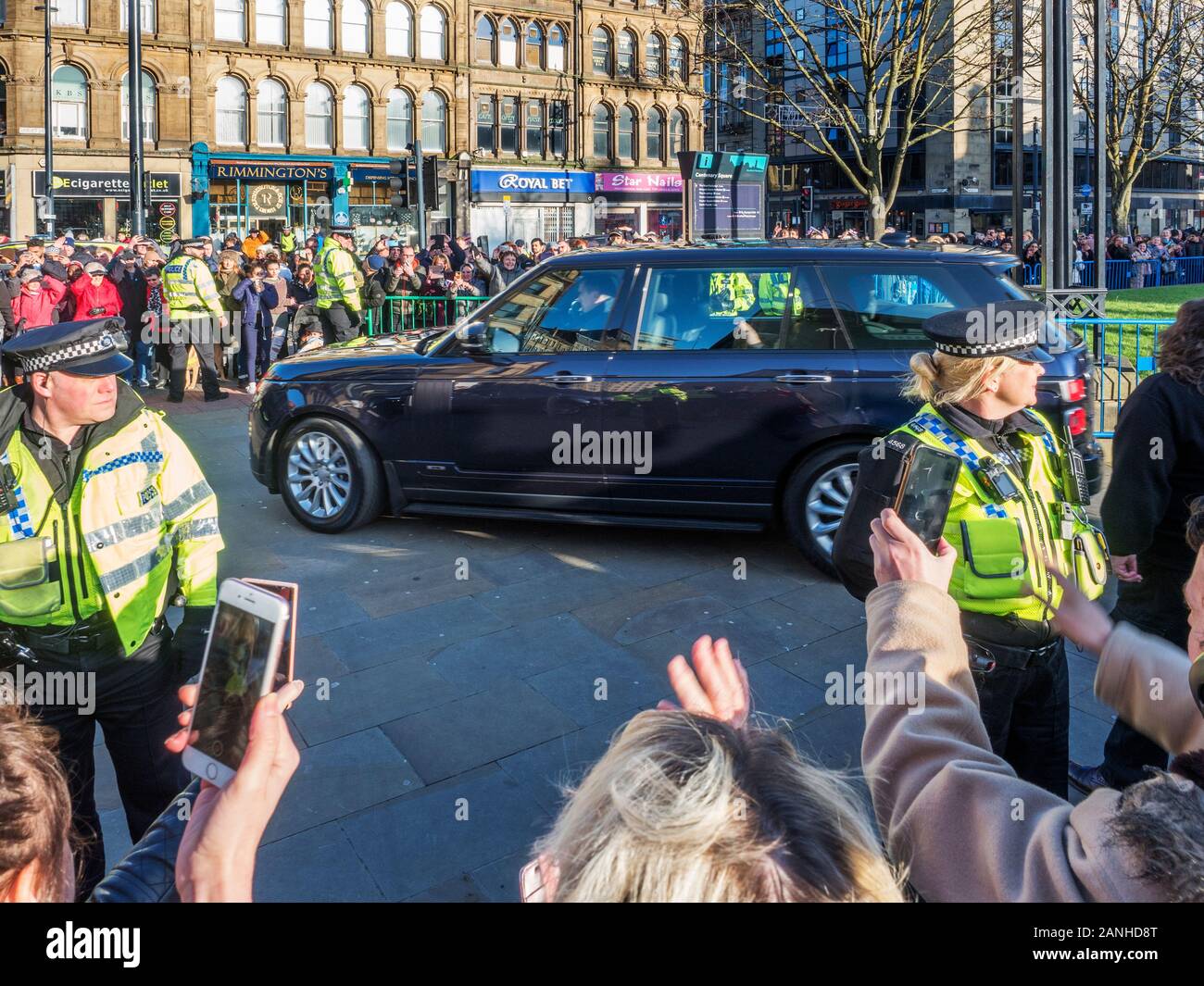 Menschenmassen, die versuchen, einen Blick von William und Kate der Herzog und die Herzogin von Cambridge zu fangen, wie Sie Bradford City Halle 15 Januar 2020 Bradford Yorkshire England verlassen Stockfoto