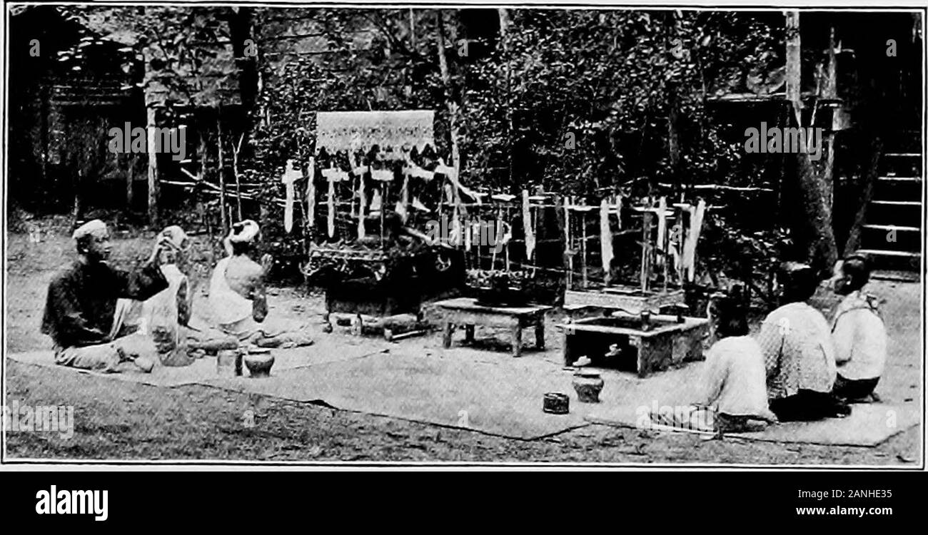 Birma. d6 n Min 1871 auf Kosten von einer halben Million Rupien. Es ist notgilt in der ordentliche Weg aber vergoldet mit Blattgold. Der Kegel der zedi itselfis vergoldeten vom Gipfel aus auf die Plattform. Eine solche Vergoldung kosten drei hunderttausend Rupien und dauert fünfzehn bis zwanzig Jahren im Klima von Rangun. Bis die Shwe-Dag6n bezahlt zu seiner jetzigen Höhe von der Burmanconquerors, die Zedi am IVTun Hauptstadt Pegu die größte in theland gewesen war, wenn auch nicht die Heiligsten als reliquiar. Dies ist Shwe-hmdwdawPayd, auch über dreihundert Meter hoch von Plattform zu Gipfel (Nr. 67). Itssite Stockfoto