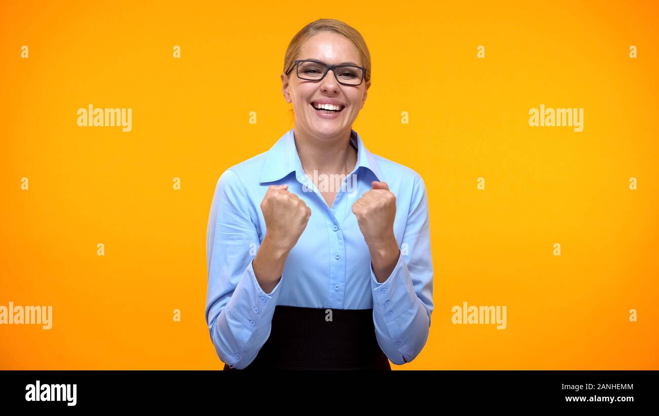 Business woman zeigen Erfolg Geste orange Hintergrund aufgeregt, Karriere Ziel Stockfoto