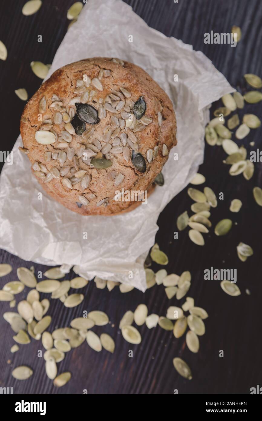 Köstliche Plätzchen mit Samen auf dem Tisch Stockfoto