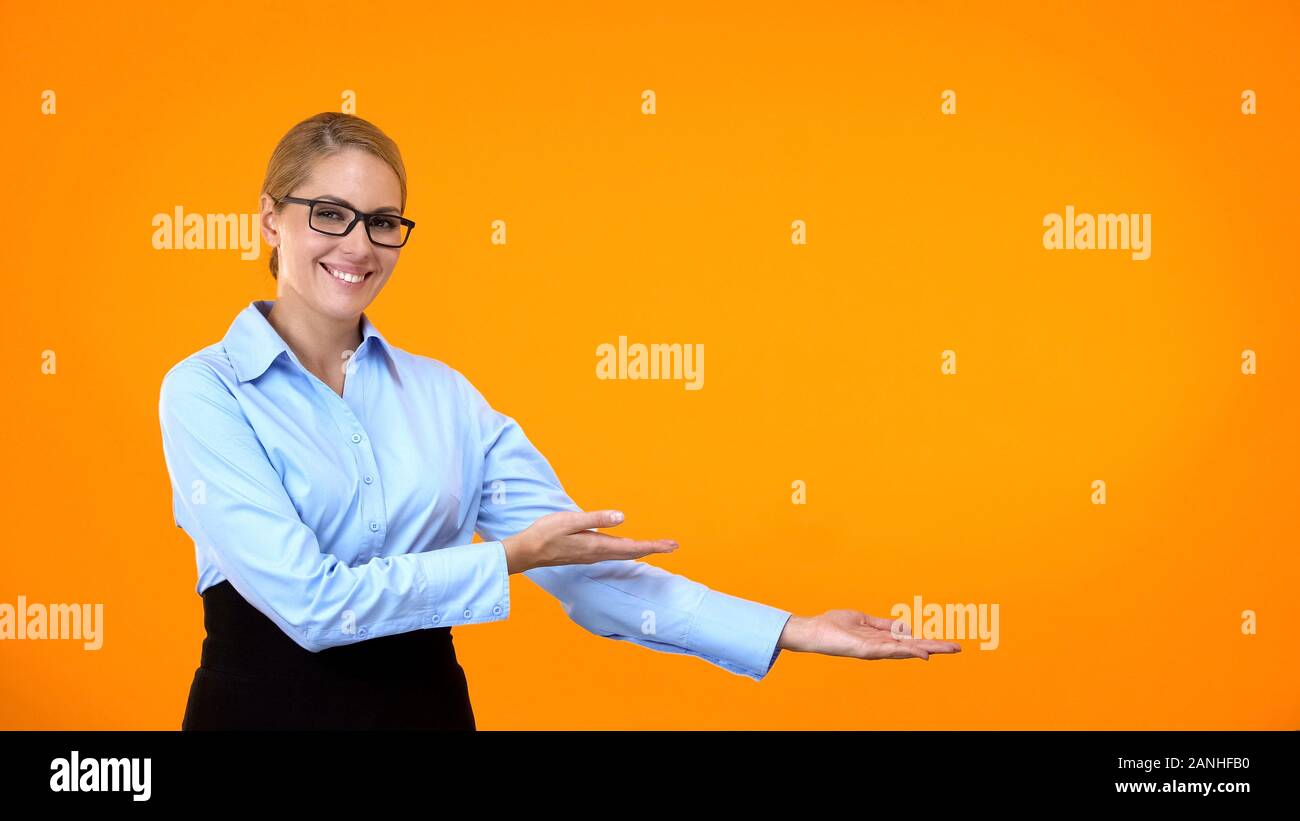 Glückliche junge Frau, die Hände auf hellen Hintergrund, Vorlage Präsentation Stockfoto