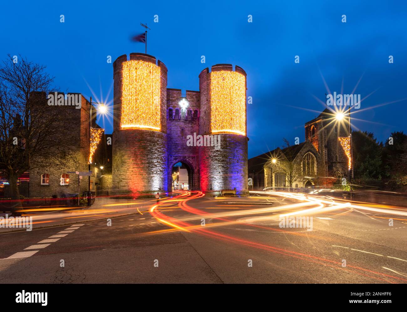 Das mittelalterliche Torhaus in Westgate in Canterbury, Kent. Weihnachten 2019. Stockfoto