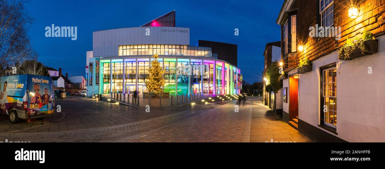 Marlowe Theatre und das Pilgrims Hotel in Friars Lane, Canterbury; mit Weihnachtslichtern und Dekorationen beleuchtet. Stockfoto