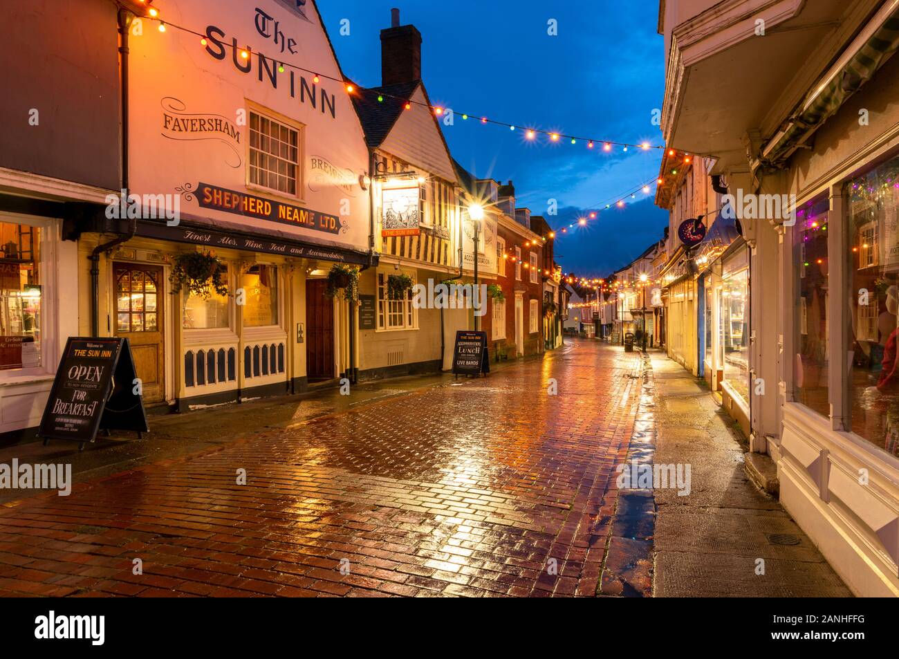 Weihnachtsdekorationen in der West Street in der historischen Marktstadt Faversham, Kent Stockfoto