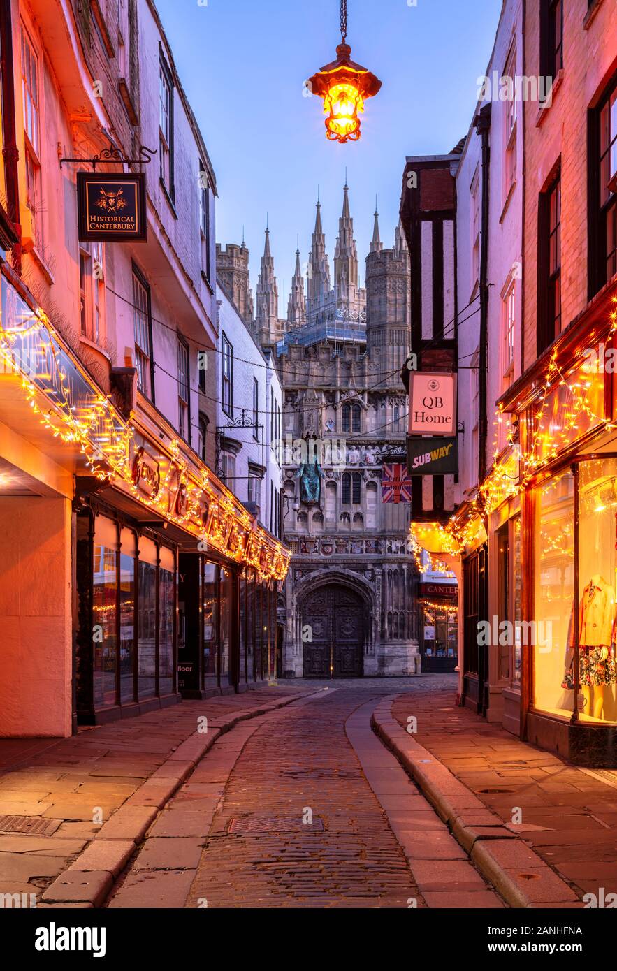 Kathedrale von Canterbury zu Weihnachten. Der Blick von der Mercery Lane auf die Dekorationen, die zum Christ-Church-Tor der Kathedrale von Canterbury führen. Stockfoto