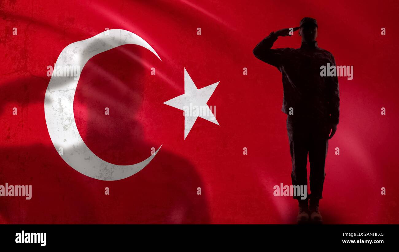 Türkischer Soldat silhouette salutierte gegen die nationale Flagge, Armee Wehrpflicht Stockfoto