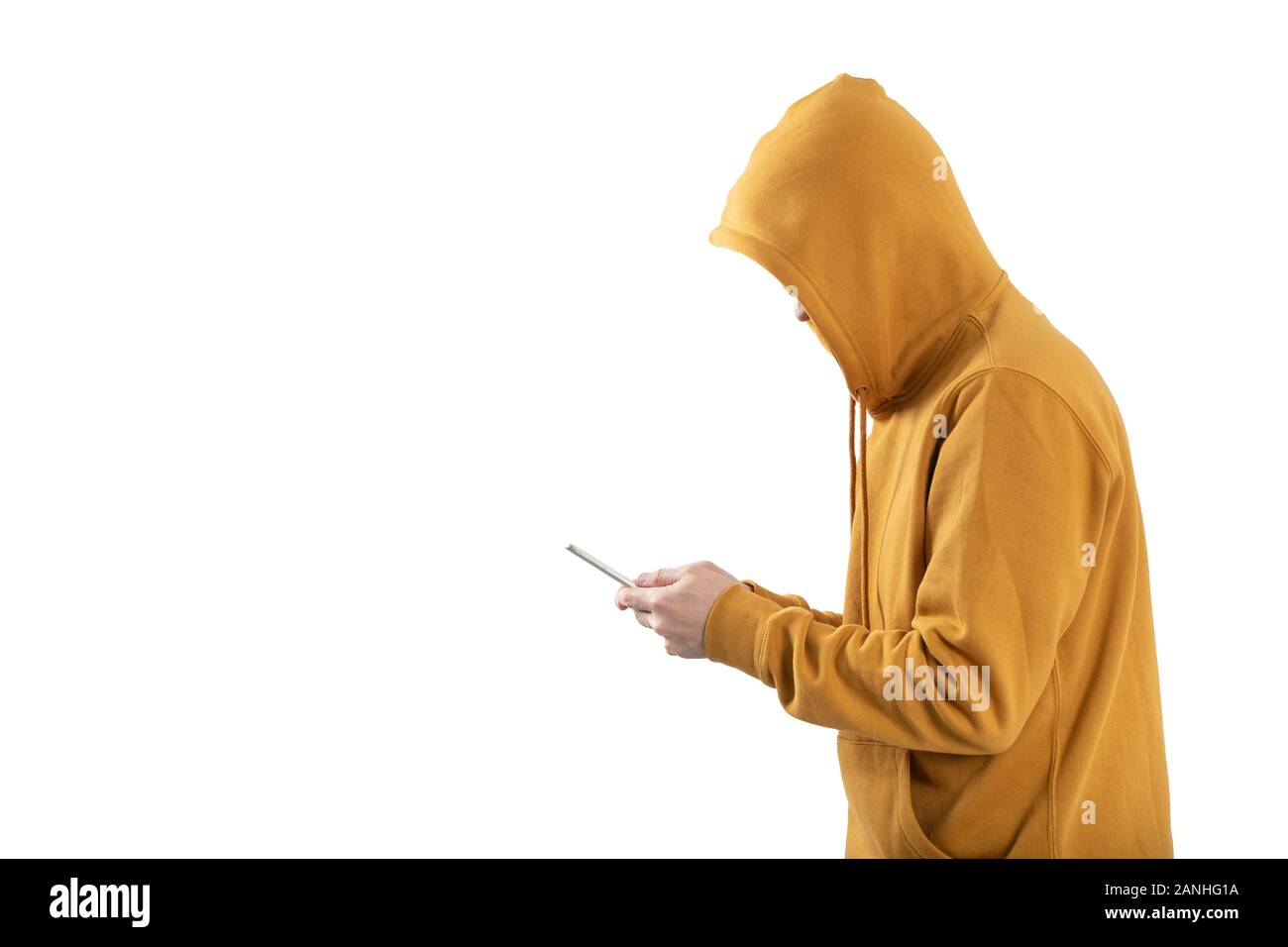 Anonyme Person mit einer Haube versteckt verwendet ein Mobiltelefon Stockfoto