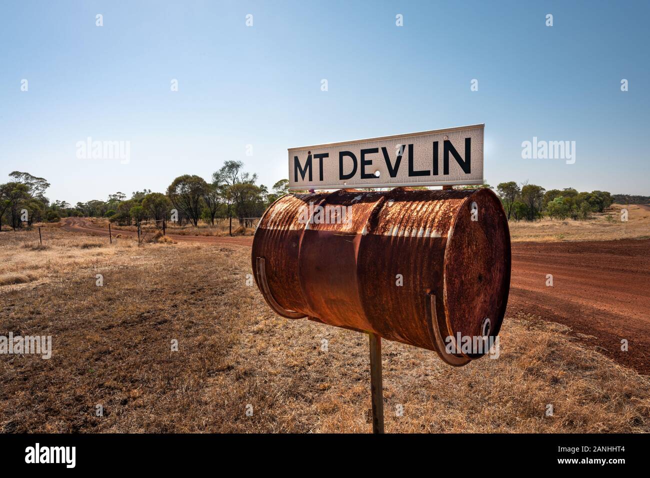 Mount Devlin Postbox an einem entfernten Outback-Track. Stockfoto