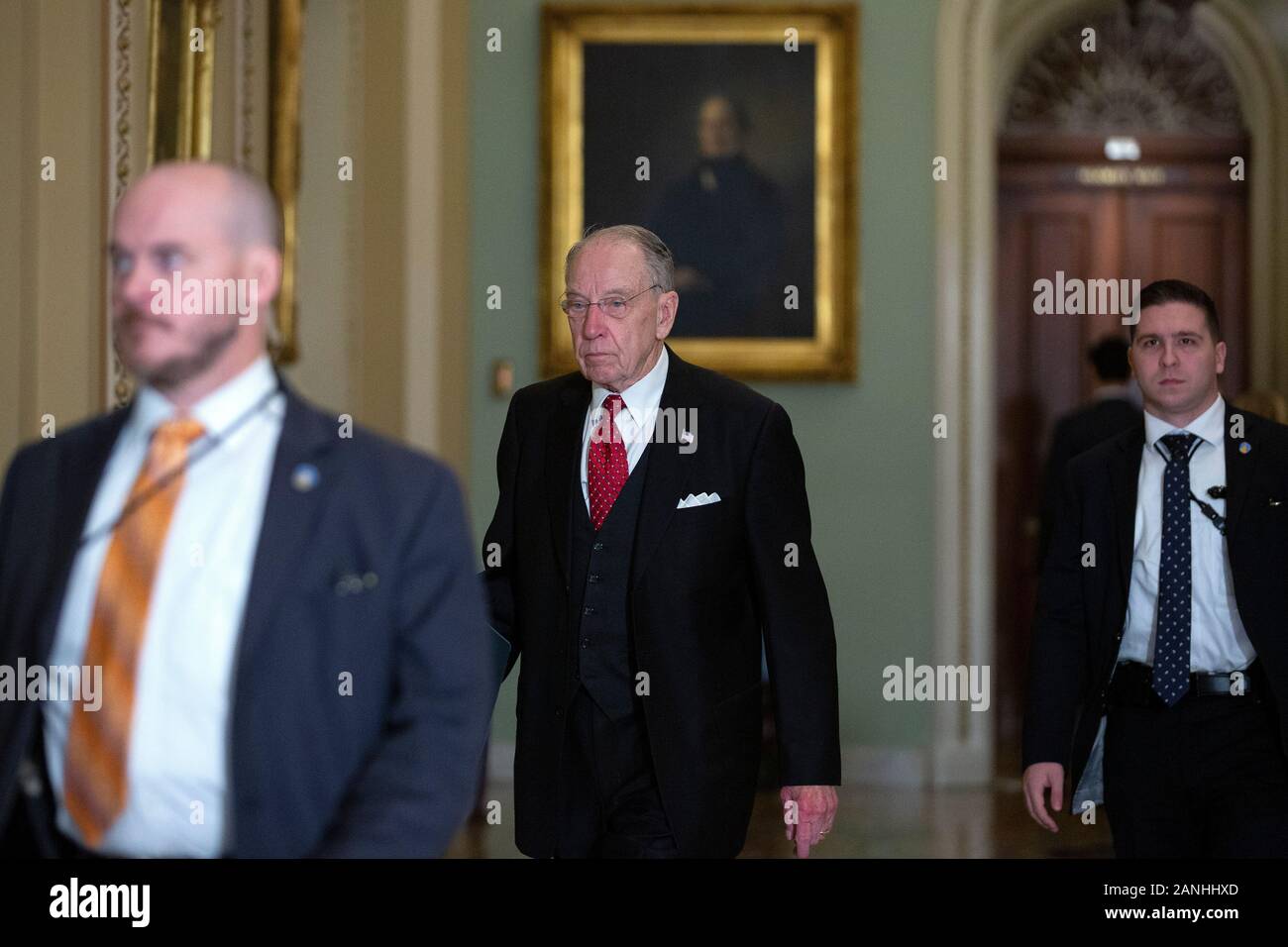 United States Senator Chuck Grassley (Republikaner von Iowa) Spaziergänge auf den Senat, als Juror in der Amtsenthebung des Präsidenten der Vereinigten Staaten Donald J. Trumpf bei der United States Capitol in Washington, DC, USA, am Donnerstag, 16. Januar 2020 vereidigt werden. Der Senat soll die Amtsenthebung Versuch nächste Woche starten, nachdem House Manager zwei Artikel Amtsenthebungsverfahren gegen den Präsidenten der Vereinigten Staaten Donald J. Trumpf auf den Senat, am Mittwoch, 15. Januar 2020 ausgeliefert. Credit: Stefani Reynolds/CNP/MediaPunch Stockfoto