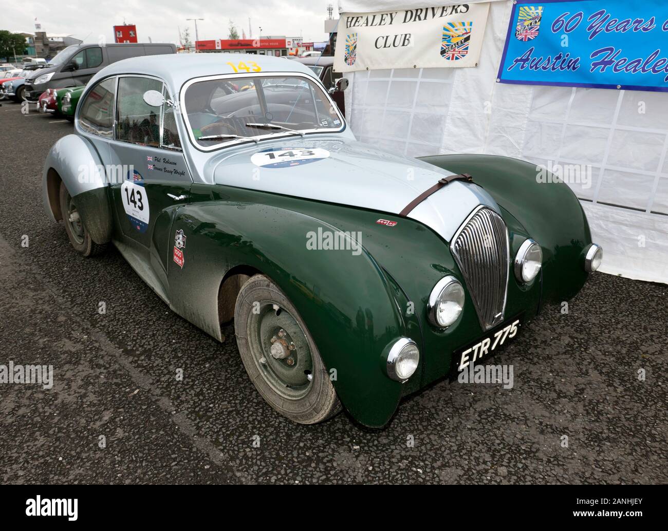 Drei Viertel Vorderansicht des grünen und grauen 1947, Healey Elliot, auf Anzeige in der healey Drivers Club Zone der Silverstone Classic 2019 Stockfoto