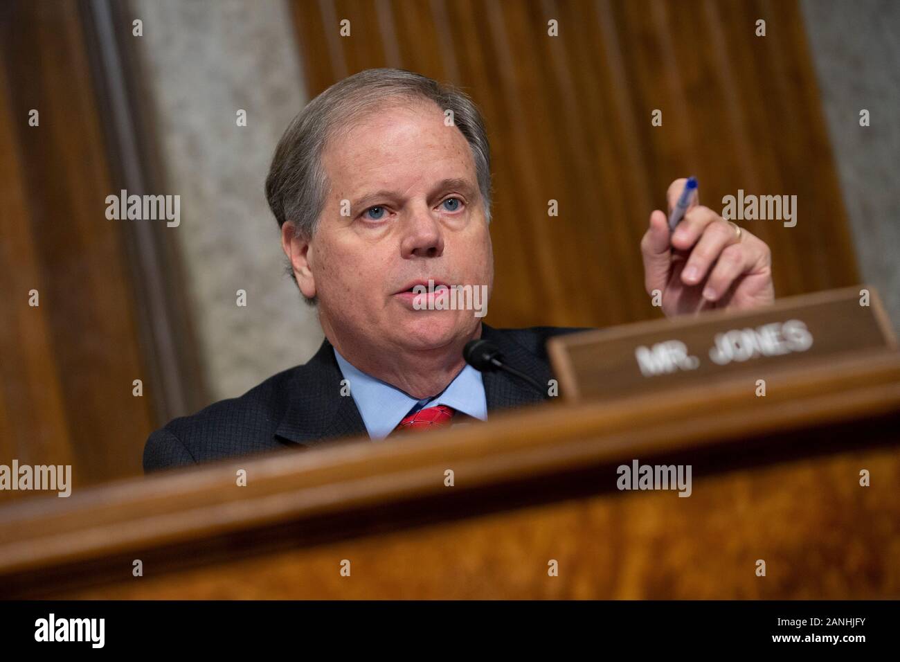 United States Senator Doug Jones (Demokrat von Alabama) spricht während der Nominierung Anhörung von James McPherson, nominierter unter Sekretär der Armee zu sein, und Charles Williams, nominiert zu sein Sekretär der Marine für Energie, Anlagen und Umwelt, vor dem United States Senate Committee on Armed Services an der United States Capitol in Washington D.C., USA, am Donnerstag, 16. Januar 2020. Credit: Stefani Reynolds/CNP/MediaPunch Stockfoto