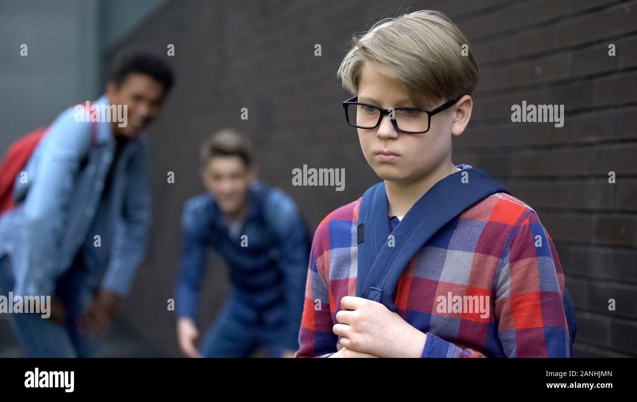 Böse jugendlich Jungen lachend an neue Schüler in der Schule, Mobbing, verbale Stockfoto