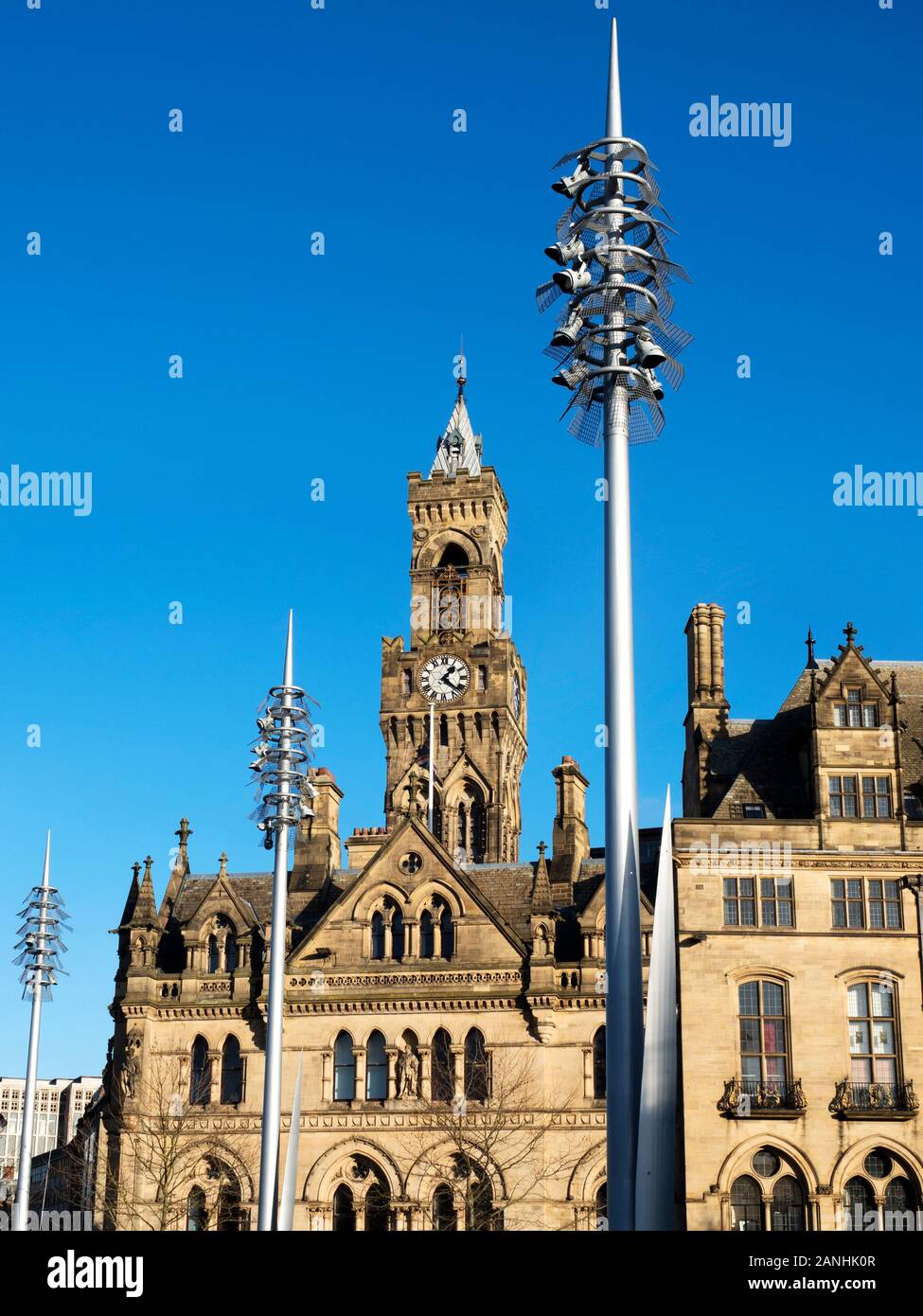 Das Campanile in Bradford City Hall durch moderne Lampe Standards im Stadtpark, Bradford, West Yorkshire England gesehen Stockfoto