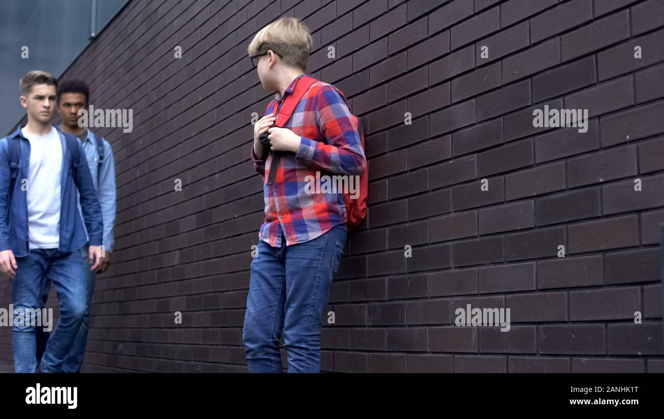 Angst Junge an der High School Studenten suchen, eingeschüchtert, Opfer von Mobbing Stockfoto