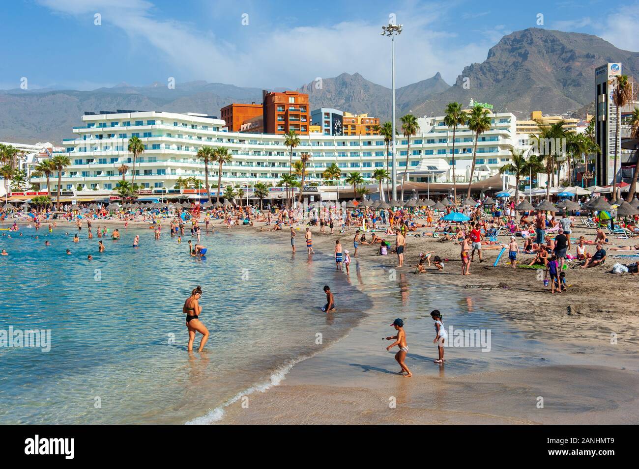 Kanarische Insel Teneriffa, SPANIEN - 26 Dez, 2019: Touristen sind entspannend auf Playa La Pinta Puerto Colon. Ein sehr beliebter Strand in der Nähe der Stadt San Eugenio. Stockfoto