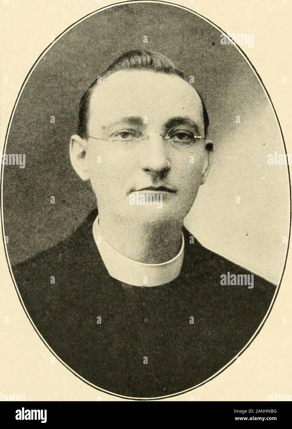 Geschichte des Bistums Sault Ste Marie und Marquette; enthält eine vollständige und genaue Rechenschaft über die Entwicklung der katholischen Kirche in Upper Michigan, die mit Portraits von Bischöfen, Priestern und Abbildungen der Kirchen, alte und neue. mas Branen. Eagle Harbor, Houghton Co., Kirche des Heiligsten Erlösers - Rev. LouisH. Thiele, der auch Besuche von Zeit zu i^i Wi ffl^-3^M rm-J^I^K MUNISING, Herz-jesu-KIRCHE UND HAUS. Alle Bergbau Standorte von Kee-wenaw Punkt Bezirk, wo er preachesand Geständnisse in Englisch, Französisch und Deutsch hört. Er especiallyvisits jeden dritten Sonntag der c Stockfoto