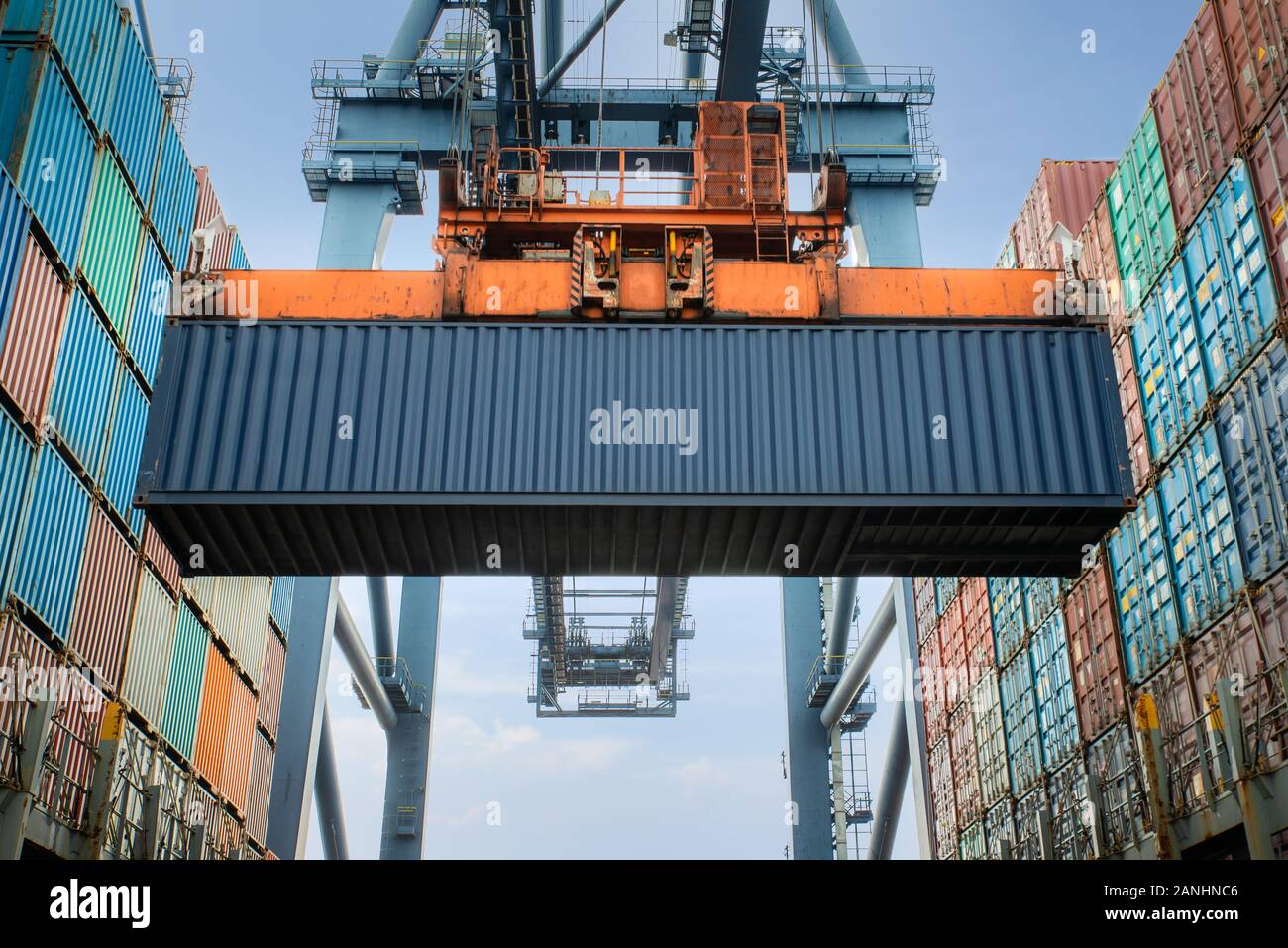 Container laden in einem Cargo Fracht mit Industrie Kran. Containerschiff im Import und Export Geschäft Logistic Company. Industrie und Verkehr Stockfoto
