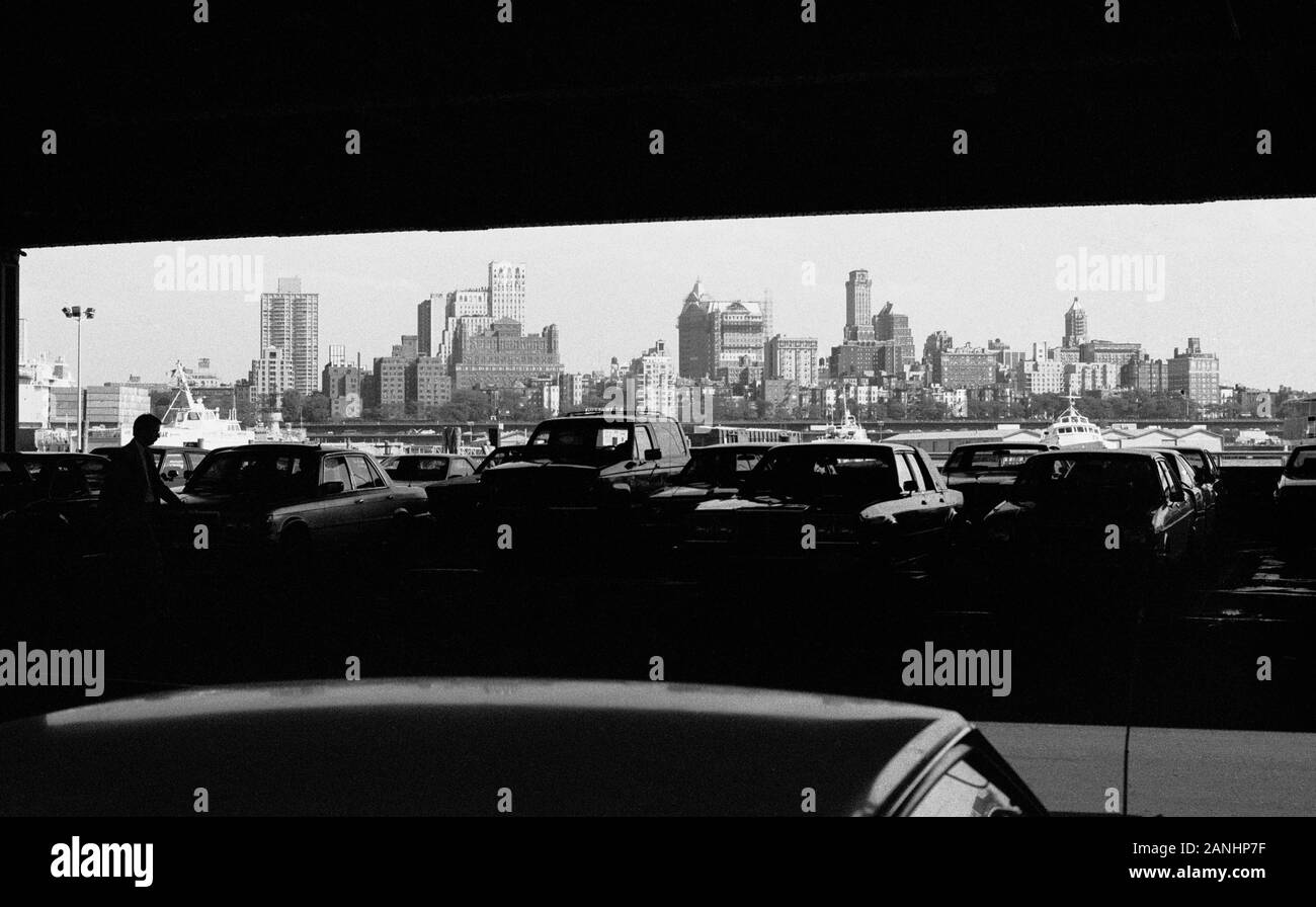 NEW YORK CITY EINE VISION DER STADT DURCH EINEN BROOKLYN PARKPLATZ - NEW YORK SCHWARZWEISS STRASSENFOTOGRAFIE - NEW YORK VINTAGE - SILBERBILD © FRÉDÉRIC BEAUMONT Stockfoto