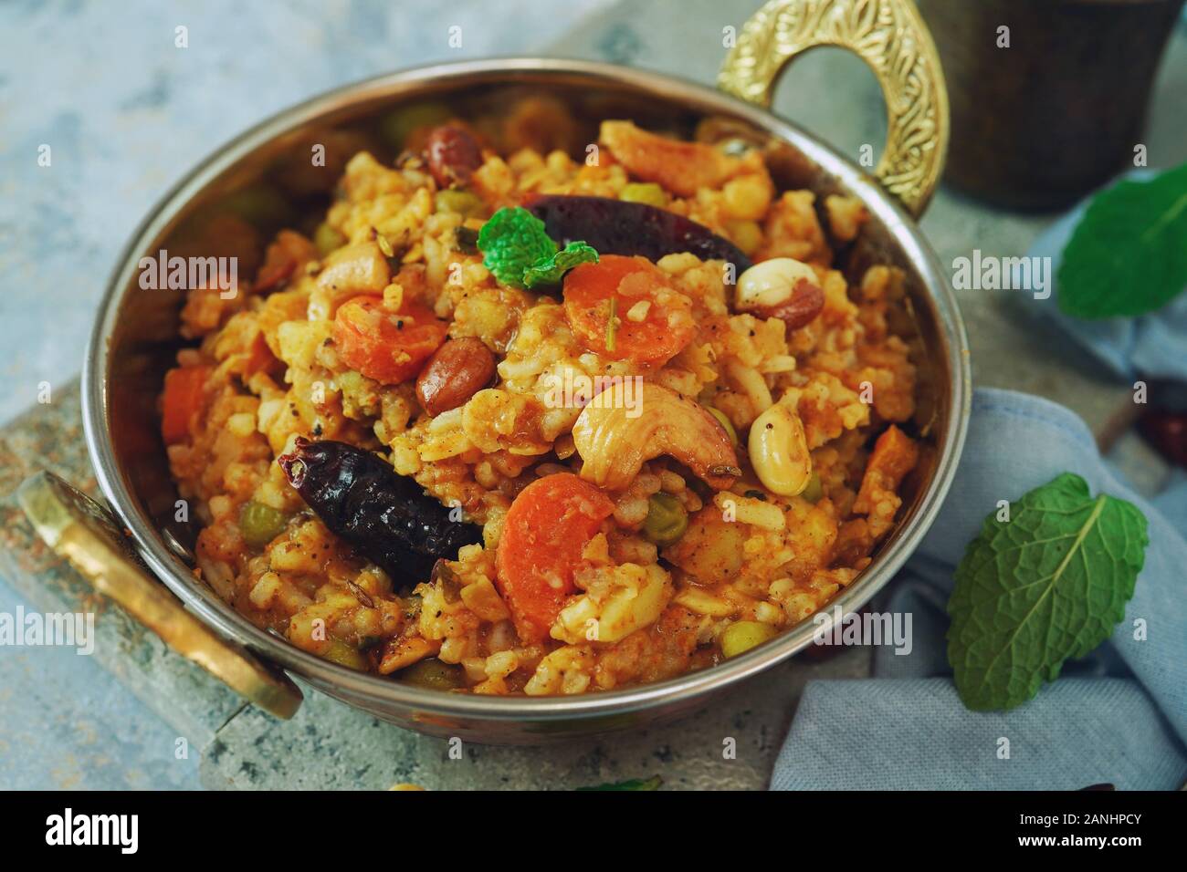 Bisi bele Bad/Sambar Reis - South Indian Reis Linsengericht Stockfoto