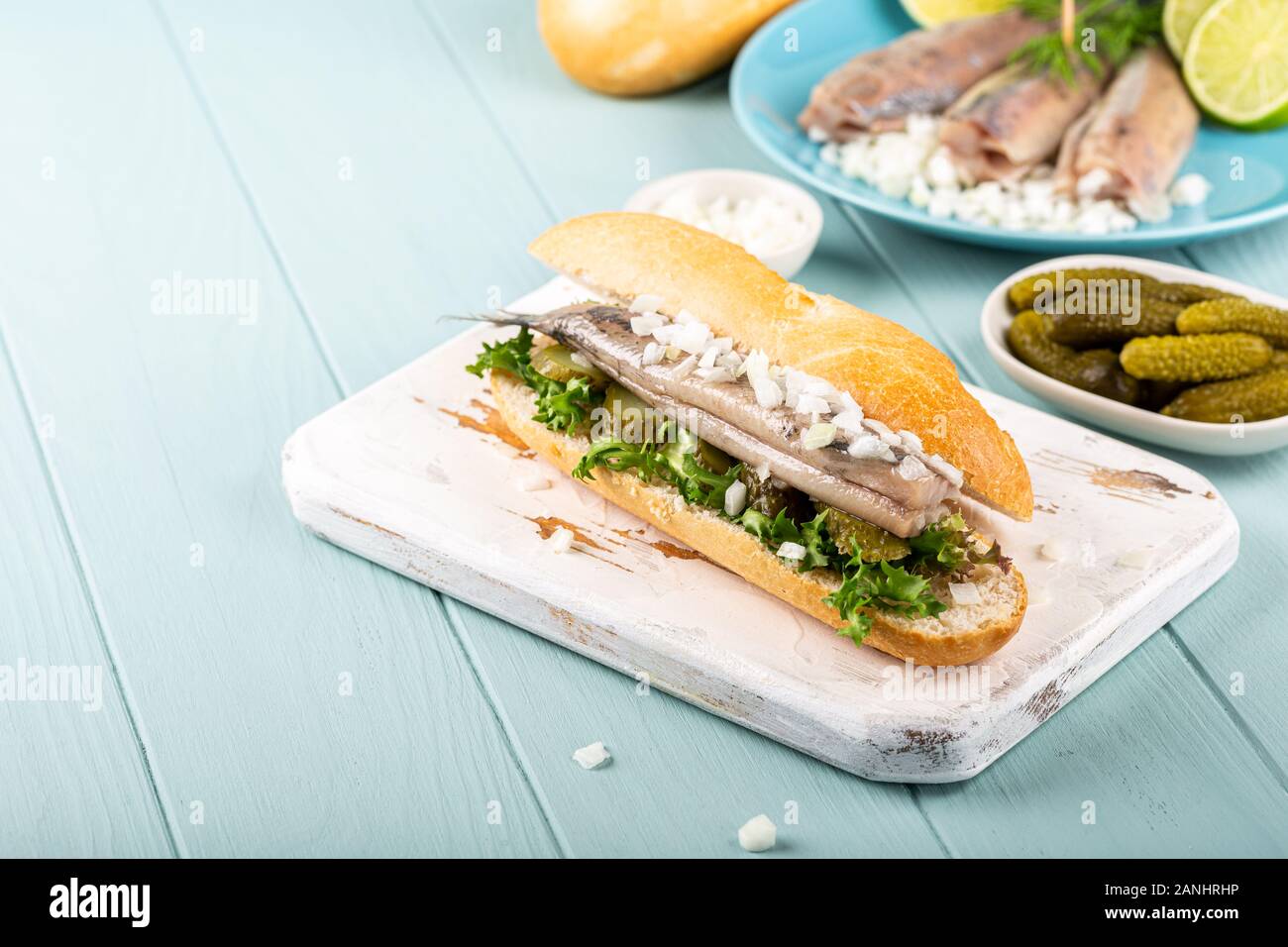 Traditionelle niederländische Snacks, Fisch Sandwich mit Hering Stockfoto