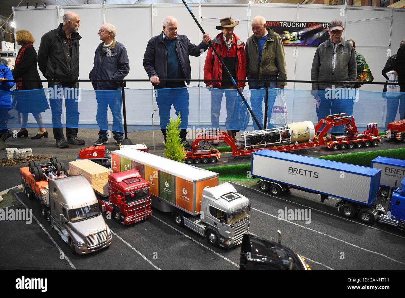 Enthusiasten Blick auf Modell-LKW an der London Model Engineering Ausstellung im Alexandra Palace, London. Stockfoto