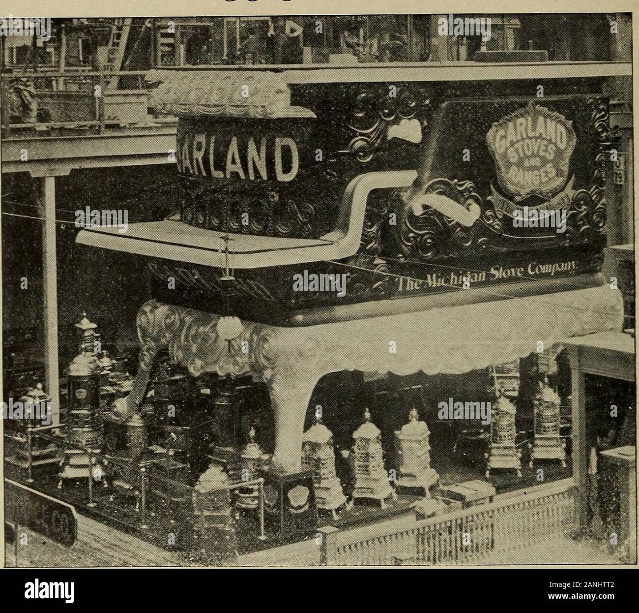 Der World Columbian Exposition, Chicago, 1893. Ich 20 MANUFACTUKEiN - größte Raum von einer Abteilung des classificatioiu Amon^r themore namhafte Aussteller hier sind die John W. Slater die Mühlen, die Pro vidcncc, R.1., Anzeigen ginghams und cheviots, und der Stern &. Ausstellung VON MICHIGAN HERD CO Crescent Mills Co., der Piiiladrlphia, zeigt eine Armenische mit ahand Webstuhl, und eine Anzeige der türkischen Handtüchern, tidi s, cloakings usw. In einem benachbarten - pavihon fs die Anzeige von Knox Hüte. Es Bleifreitechnik** hergestellt aus Hartholz, mit Sahne weißer Emailfarbe beendet. Die Verkleidung - Minos und geschnitzten Arbeit sind alle in eold und der Stif Stockfoto