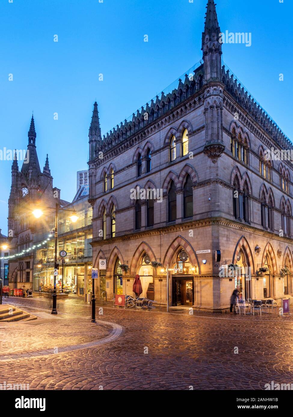 Der viktorianische Wolle Exchange Gebäude in der Dämmerung Bradford, West Yorkshire England Stockfoto