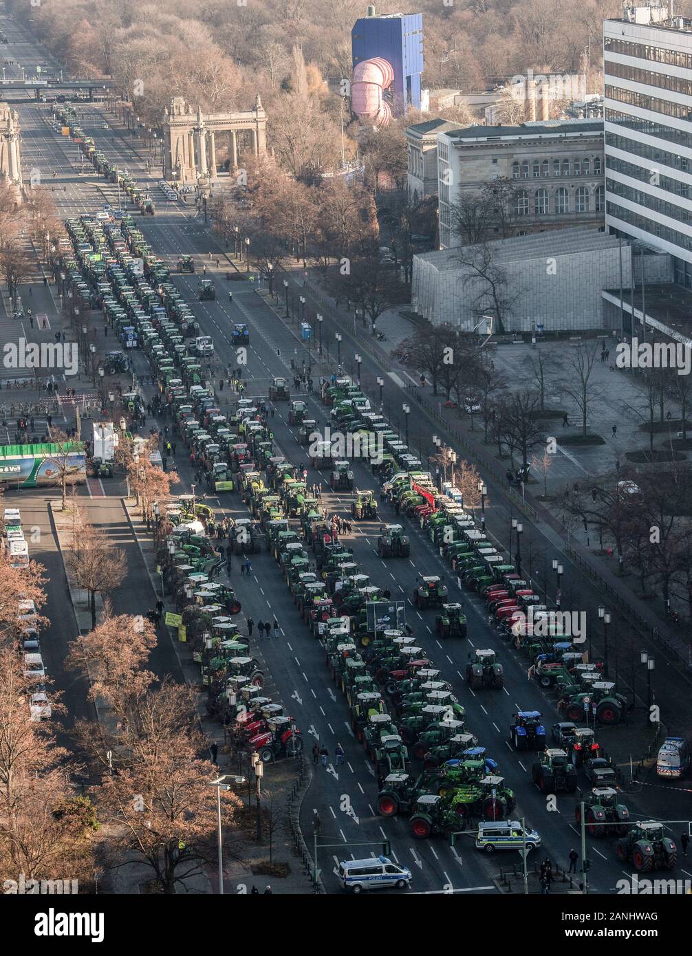 Berlin, Deutschland. 17 Jan, 2020. Zahlreiche Traktoren der Bauern aus der Republik sind auf der Straße des 17. Juni. Mit dieser Protestaktion der Bauern fordern ein Umdenken in der Agrarpolitik der Regierung. Credit: Paul Zinken/dpa/Alamy leben Nachrichten Stockfoto