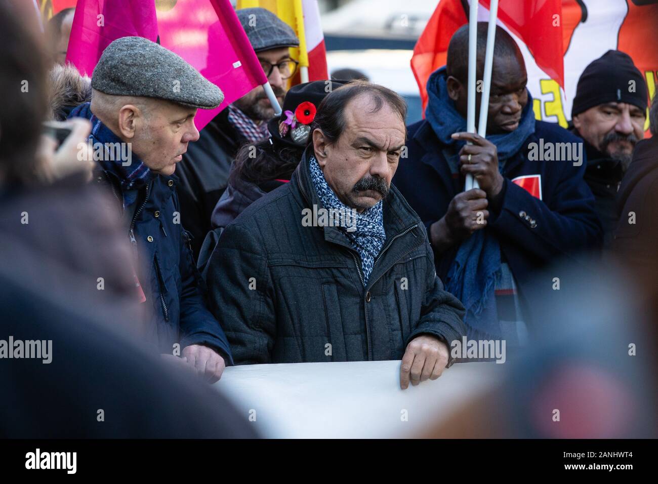 (Beginn) - PARIS, Jan. 17, 2020 (Xinhua) - Philippe Martinez (C), Leiter der Linken CGT, die Paris Dakar geleitet, geht auf eine Demonstration in Paris für ein Streik gegen die Rentenreform, die die französische Regierung, Jan. 16, 2020. Französische Gewerkschaften bei Plan Präsident Emmanuel's Längestrich Rentenreform Überholung wütend gehalten, Zug und U-Bahn Verkehr gestört und zahlreiche Straßen im ganzen Land am Donnerstag in einem frischen massive Demonstration. (Foto von Aurelien Morissard/Xinhua) Stockfoto