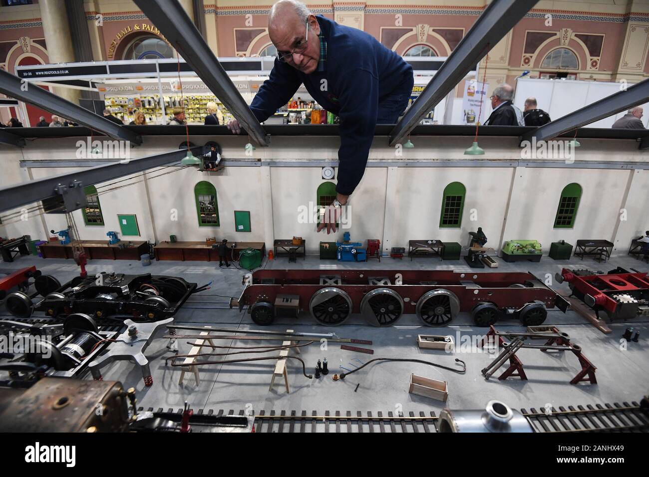 Ein Modell Ingenieur schaut auf Stücke von einer Model Train Depot an der London Model Engineering Ausstellung im Alexandra Palace, London. PA-Foto. Bild Datum: Freitag, Januar 17, 2020. Photo Credit: Kirsty O'Connor/PA-Kabel Stockfoto