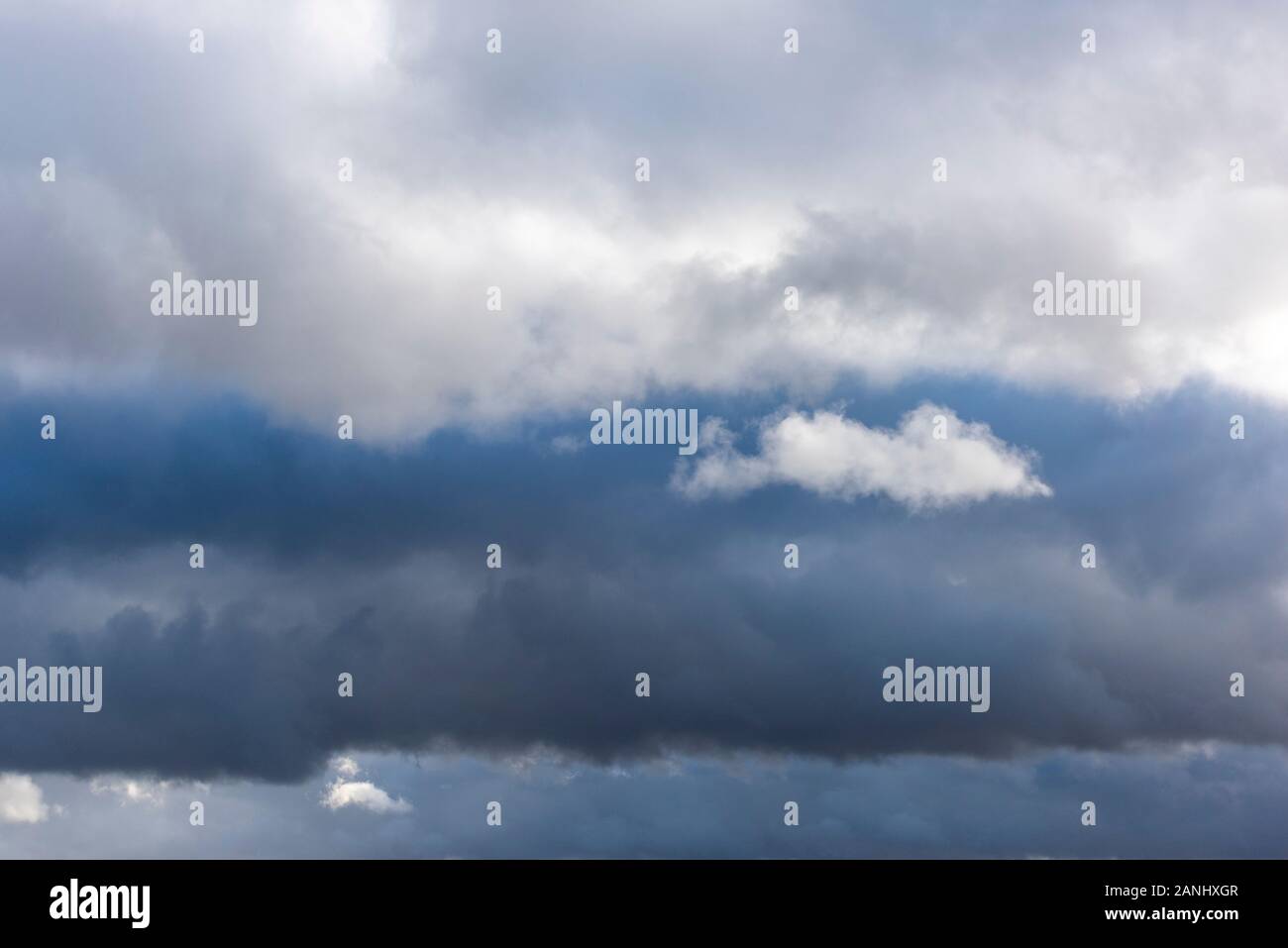 Moody's grauer Himmel mit weißen Wolken bei stürmischem Wetter über Großbritannien. Eine gute bacground oder Hintergrundbild Stockfoto