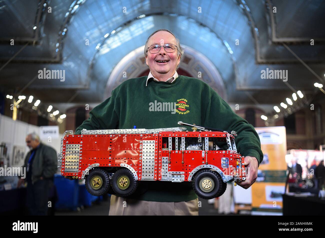 Modell Ingenieur George Illingworth hält ein Modell Fire Engine an der London Model Engineering Ausstellung im Alexandra Palace, London. PA-Foto. Bild Datum: Freitag, Januar 17, 2020. Photo Credit: Kirsty O'Connor/PA-Kabel Stockfoto