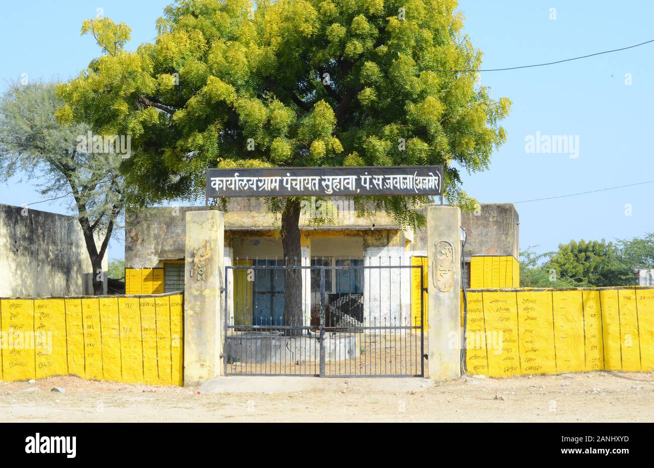 Rajasthan, Indien. 17 Jan, 2020. Geschlossenen Gebäude von Gram Panchayat während der ersten Phase der Panchayat (Dorf) Wahlen auf Suhawa Dorf in der Nähe von Beawar. (Foto von Sumit Saraswat/Pacific Press) Quelle: Pacific Press Agency/Alamy leben Nachrichten Stockfoto