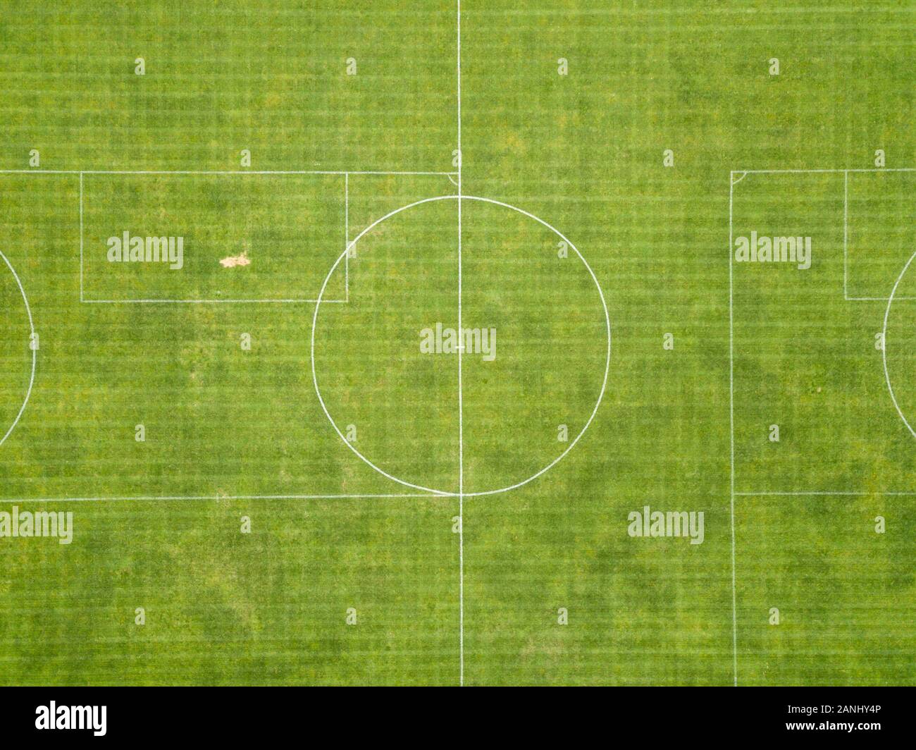 Vertikale Ansicht von Zentrum Kreis an den lokalen Fußball-Feld Stockfoto