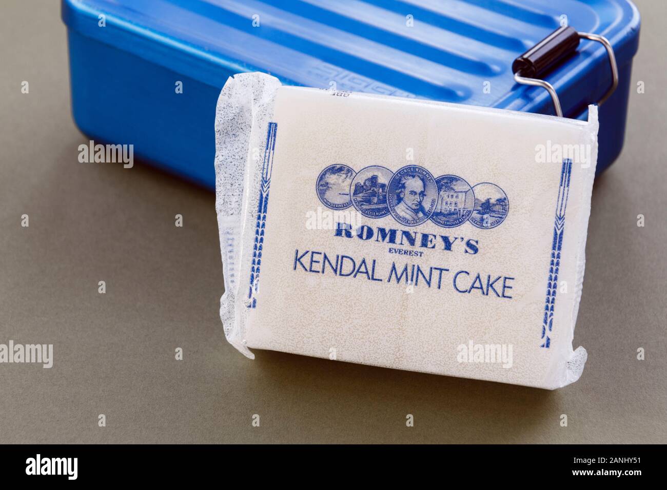 Block von Kendal Mint Kuchen neben einem Metall Picknick Lunch Box für Energie Notrationen beim Wandern. England, Großbritannien, Großbritannien Stockfoto