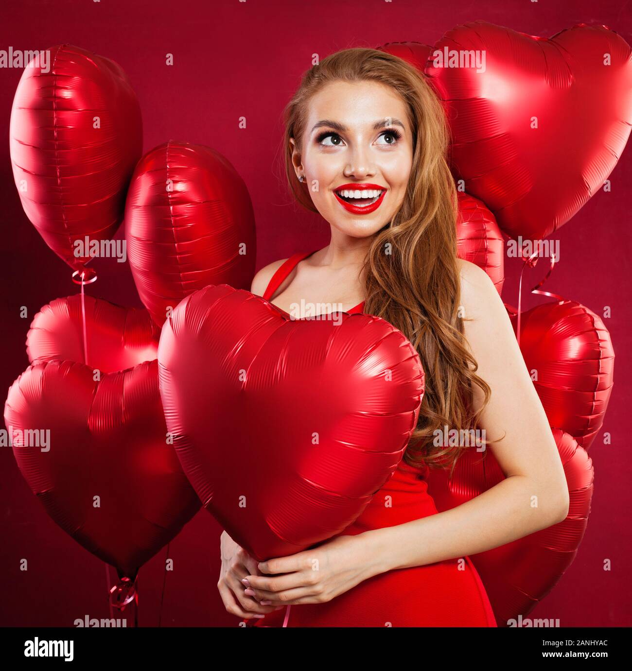 Schönes Modell Mädchen mit roten Herzen Luftballons, Mode portrait Stockfoto