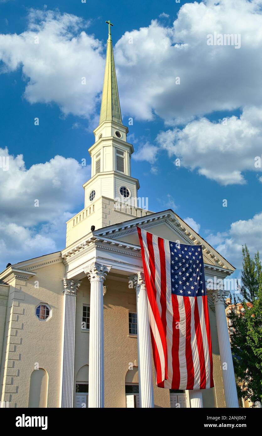 Amerikanische Flagge auf Kirche Stockfoto