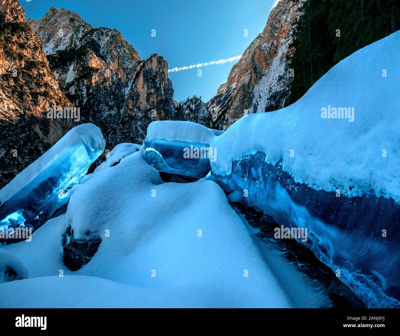 Lago di Braies, Dolomiti, gefrorenen See mit glänzenden Ice Stockfoto
