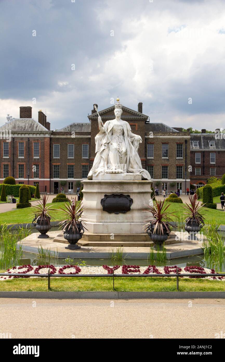 KENSINGTON GARDENS, GROSSBRITANNIEN - 20. MAI 2019. Kensington Palace Geburtshaus von Queen Victoria, King's State Apartments und der berühmte Versunkene Garten. Stockfoto