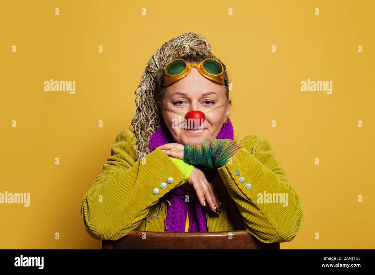 Glückliche Frau Schauspielerin in Clown Kostüm auf gelben Hintergrund Stockfoto