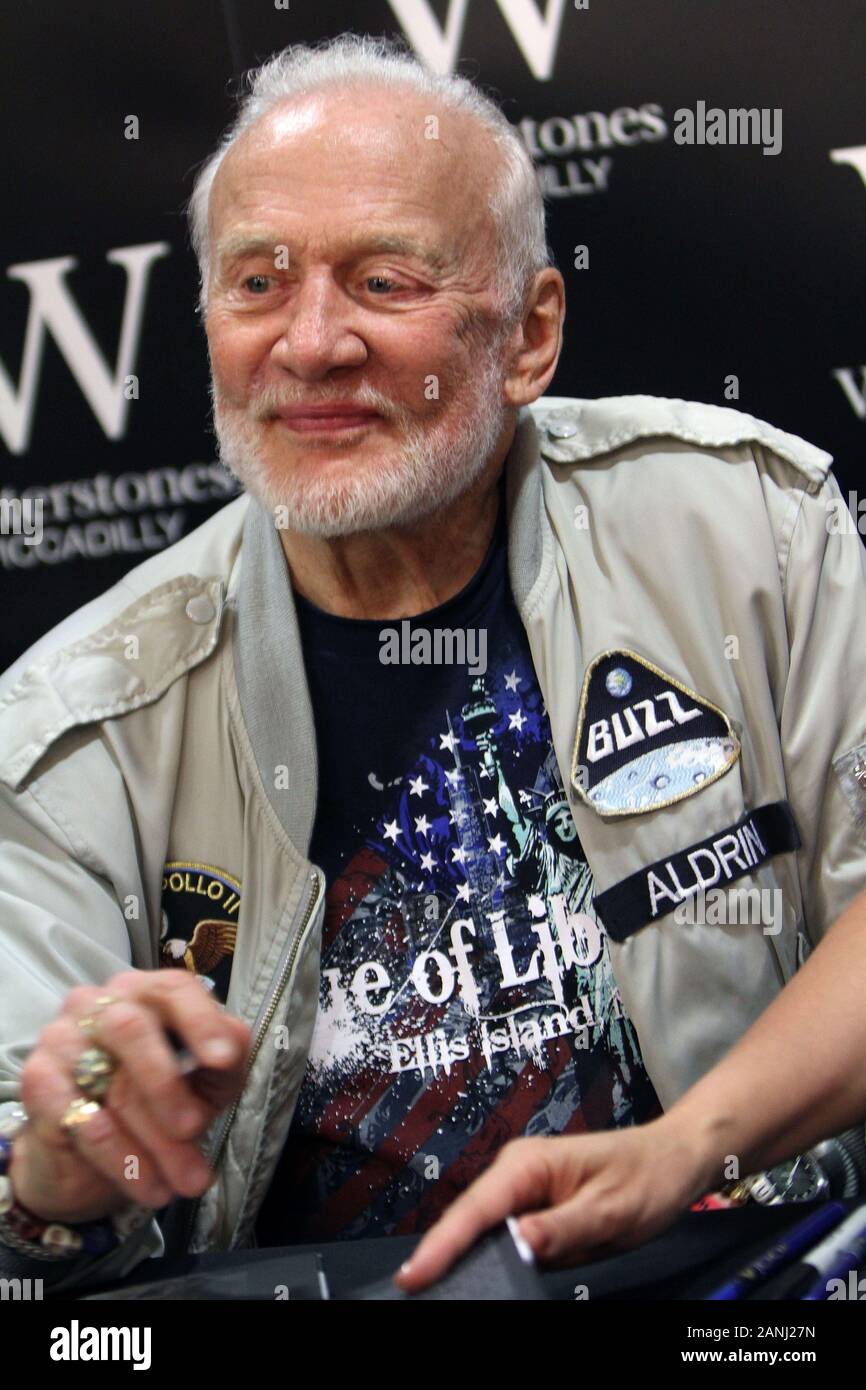 Buzz Aldrin im Waerstones Piccadilly London Book Signing 04/06/2016 "Kein Traum ist zu hoch: Lektionen des Lebens von einem Mann, der auf dem Mond" ging. (Bild © Jack Ludlam) Stockfoto