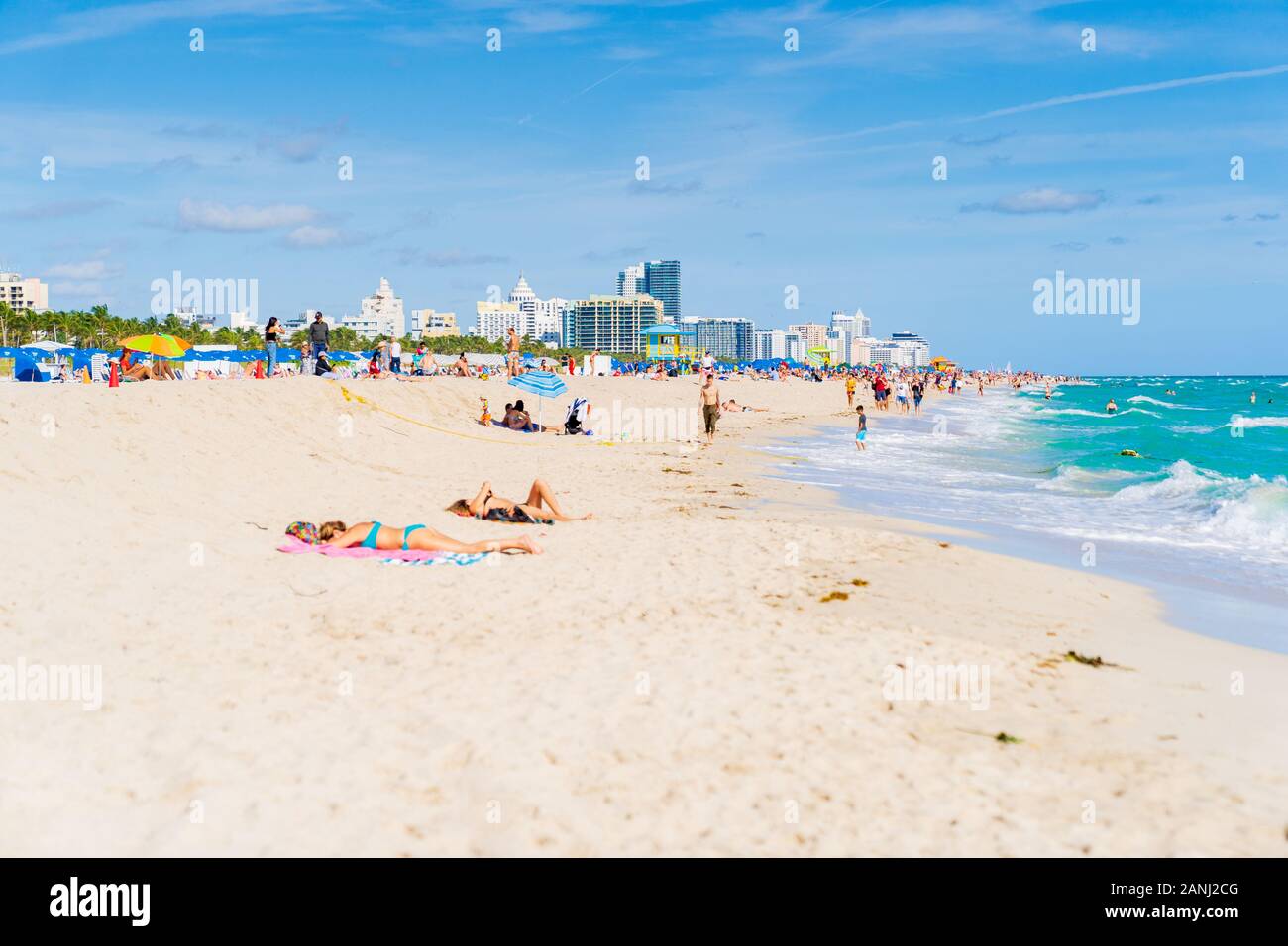 Miami, Florida - 2. Januar 2020: Strandbesucher, Die Die Schönen Strände von South Beach, Miami, genießen. Stockfoto