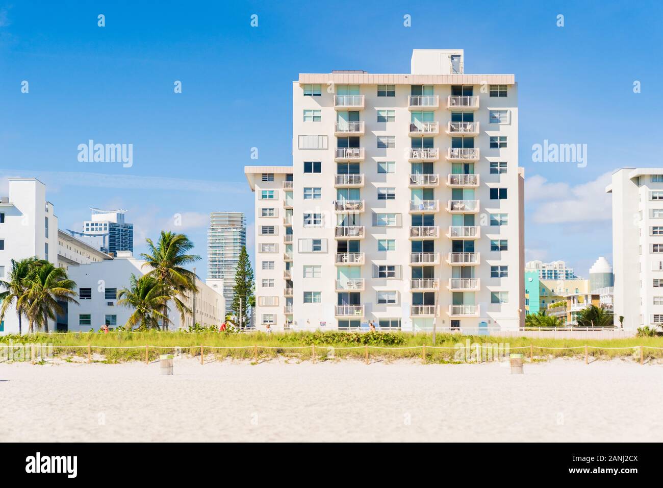 White Beach Front Buildings in South Beach, Florida. Stockfoto