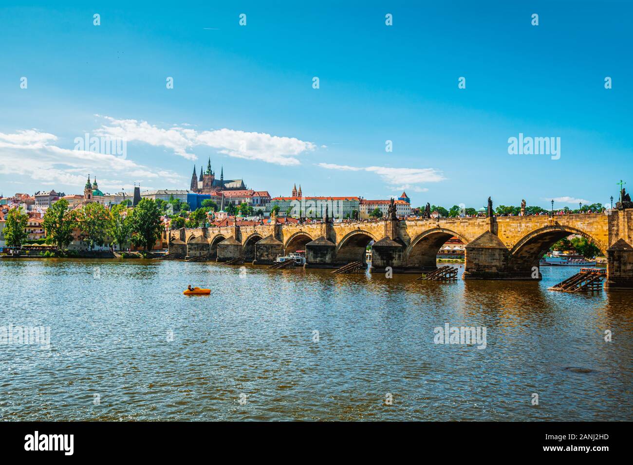 Die Karlsbrücke über die Moldau in Prag am sonnigen Tag. Stockfoto