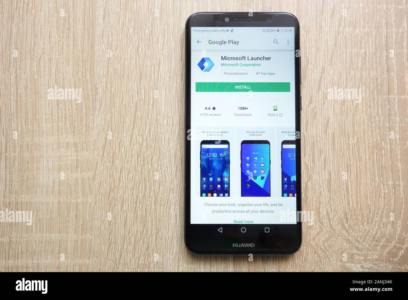 Die Microsoft Launcher App auf der Website des Google Play Store wird auf dem Huawei Y6 2018-Smartphone angezeigt Stockfoto