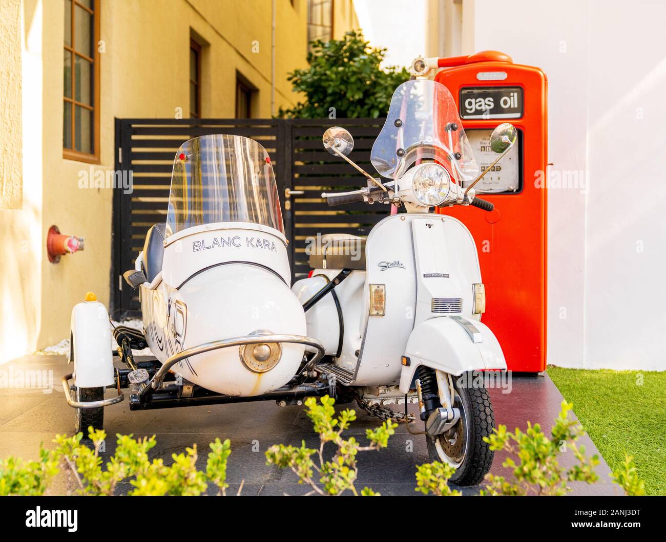 South Beach, Miami - 6. Januar 2020: Vespa im Vintage-Stil mit Sidecar In Miami Beach. Stockfoto