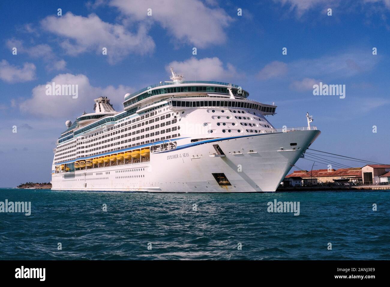 Die Royal Caribbean International, Voyager klasse, Explorer of the Seas Cruise Liner in Aruba in der Niederländischen Karibik günstig. Stockfoto