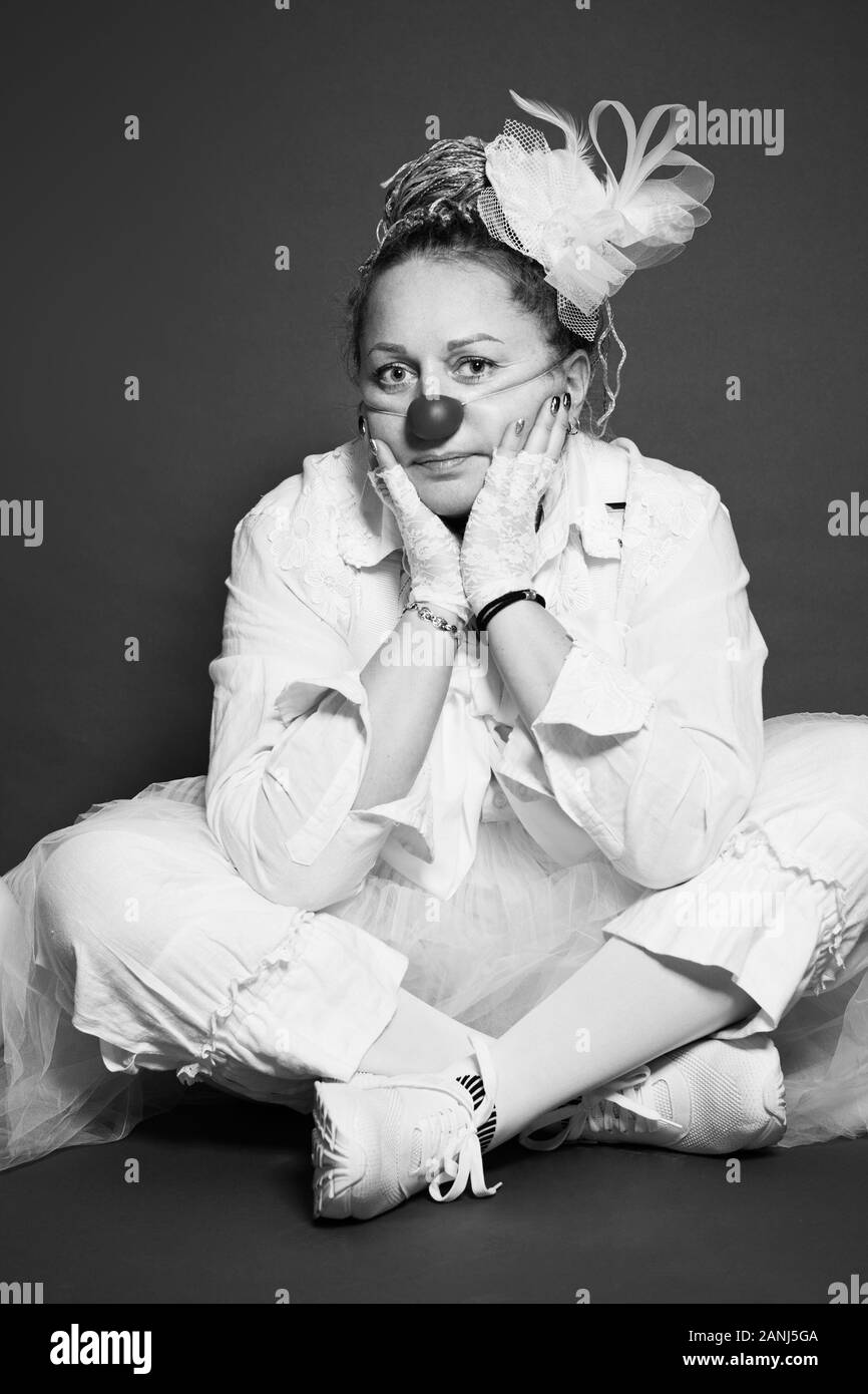 Studio Porträt der Schauspielerin Frau clown, ein schwarz-weiß Foto Stockfoto