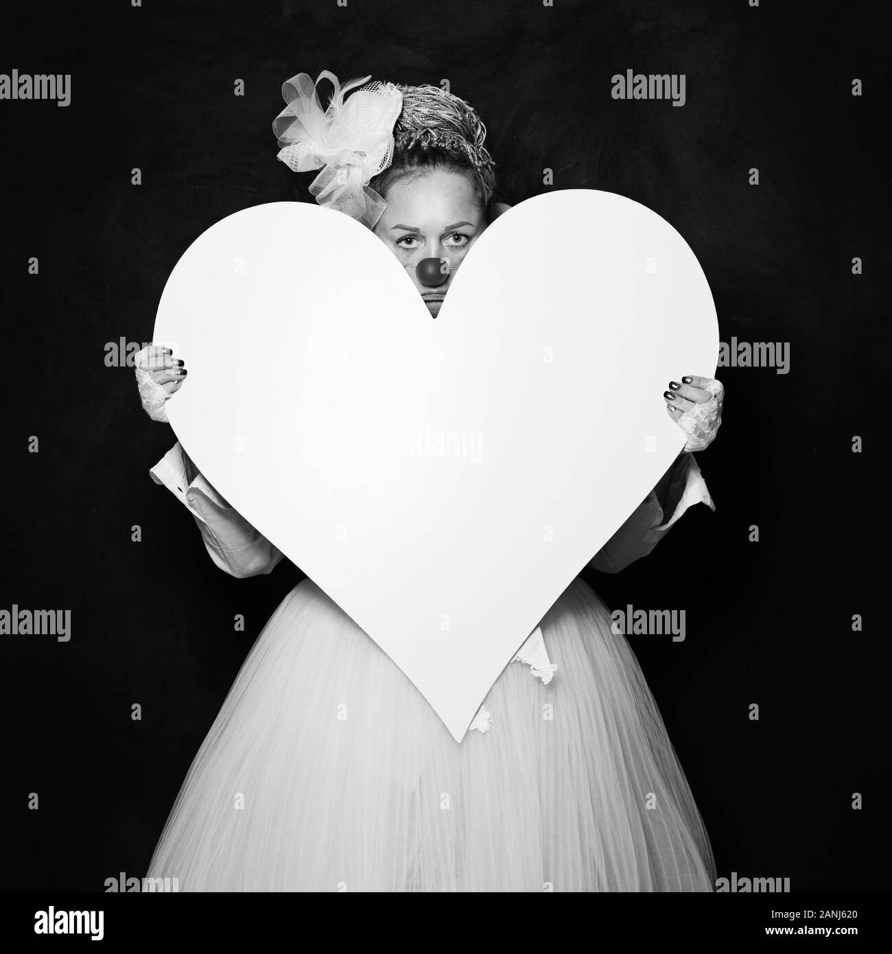 Schwarz-weiß Foto von Schauspielerin Frau Clown mit Herz Stockfoto